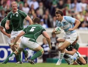 Argentina's fly-half Juan Martin Hernandez (R) runs with the ball in front of Ireland's flanker Simon Easterby (foreground L) during the Rugby union World Cup pool D match Ireland vs Argentina, 30 September 2007 at the Parc des Princes stadium in Paris. AFP PHOTO / FRED DUFOUR (Photo credit should read FRED DUFOUR/AFP/Getty Images)
